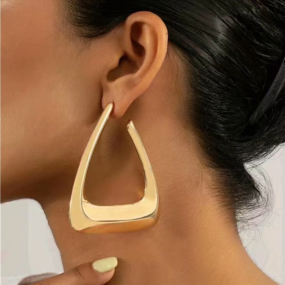 ZARA | BLOGGER GOLD CHUNKY GEOMETRIC TRIANGLE STATEMENT EARRINGS